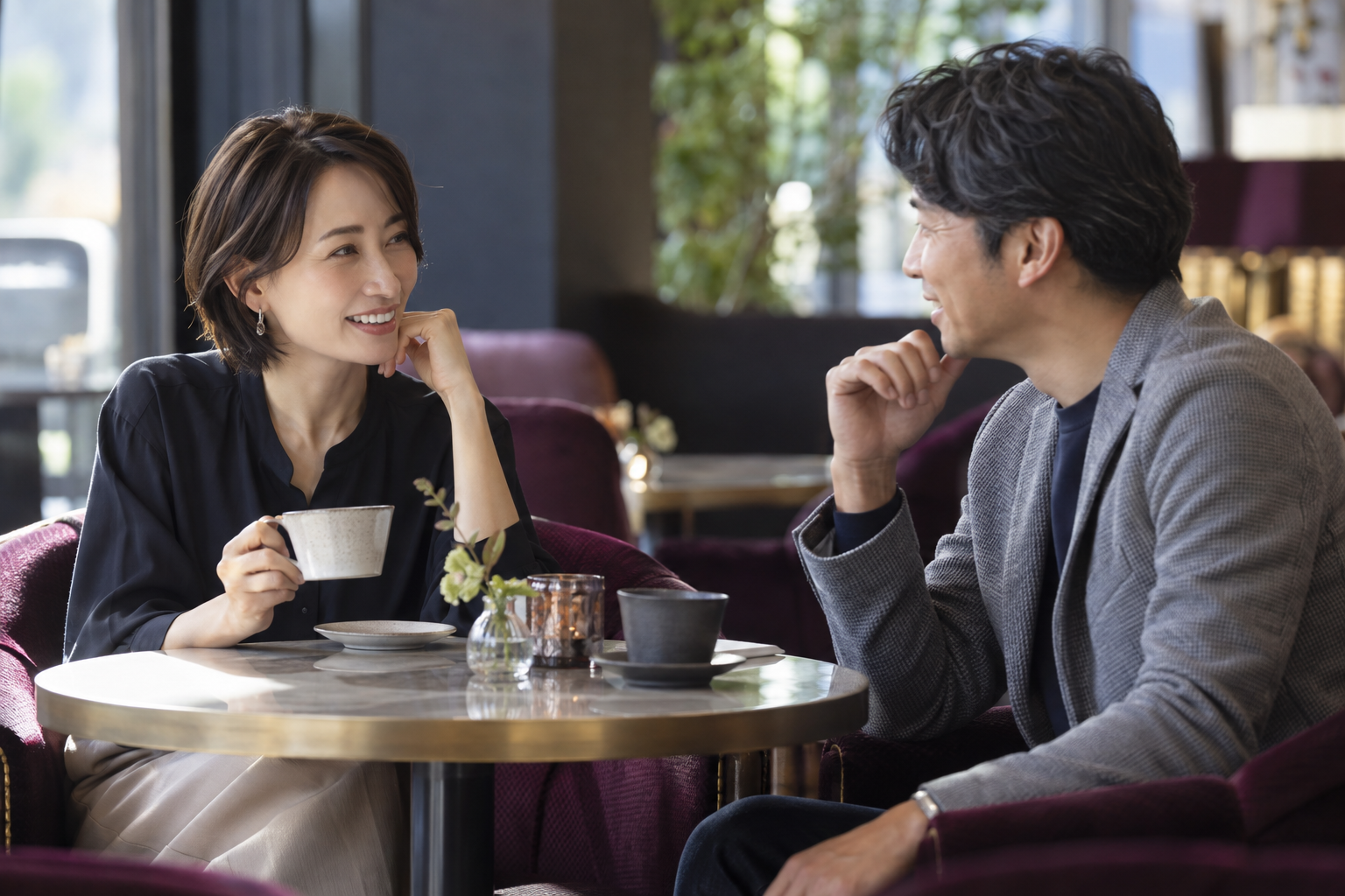 カフェで穏やかに会話をする二人のイメージ